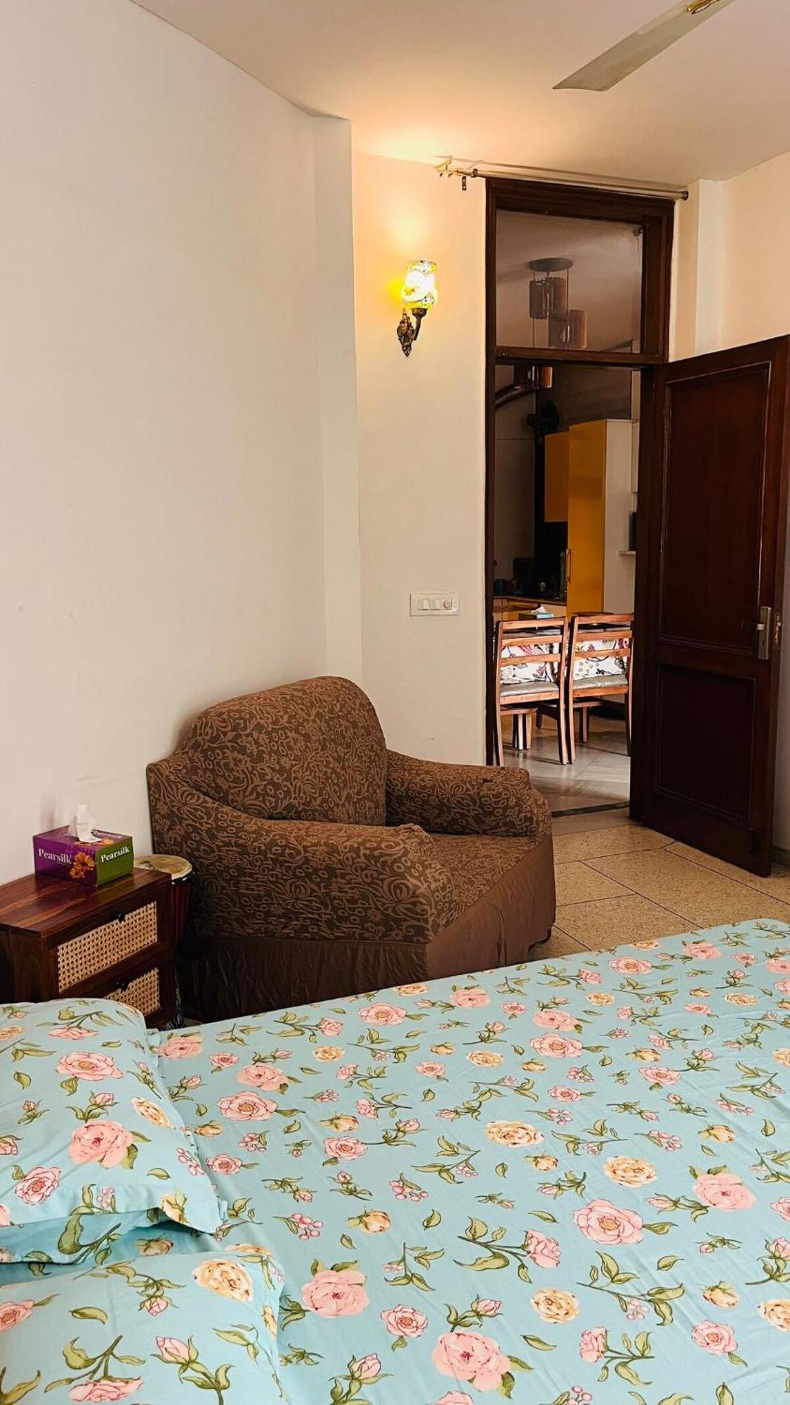 3bhk Grand Party House Prime Location With Parking Apartment New Delhi