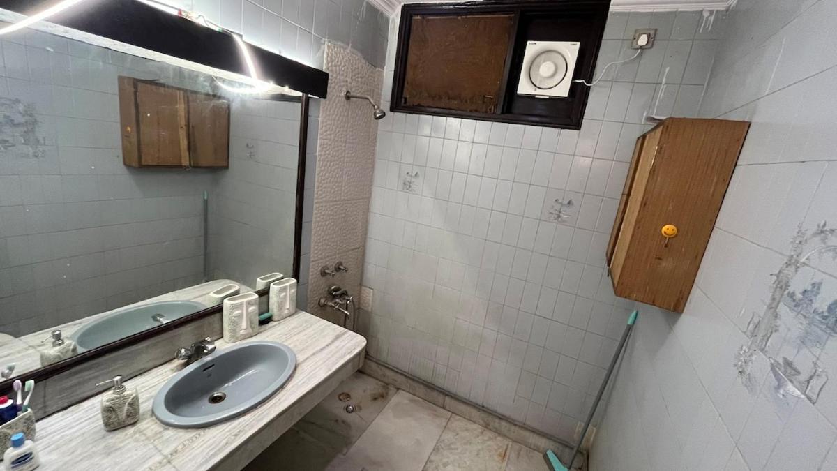 3bhk Grand Party House Prime Location With Parking Apartment